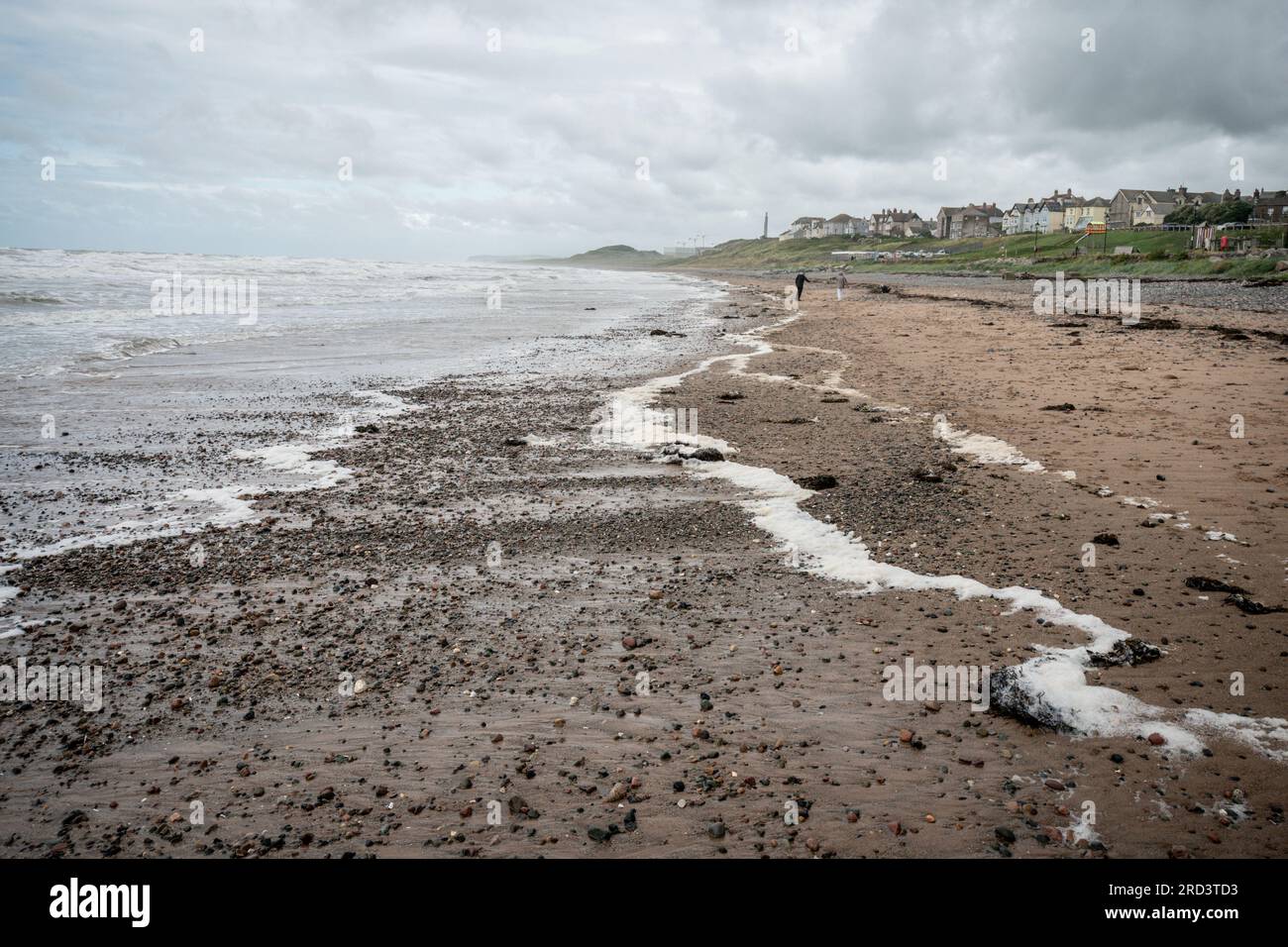 Gente che cammina sulla spiaggia di Seascale, vicino a Sellafield, Cumbria Foto Stock