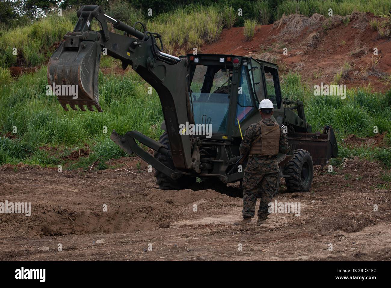 UN U.S. Marine Corps Combat ENGINEER with Marine Wing Support Squadron 174, Marine Aircraft Group 24, 1st Marine Aircraft Wing dirige una terna 420E IT durante un esercizio di contromobilità, Marine Corps Training area Bellows, Marine Corps base Hawaii, 27 giugno 2023. Marines ha assicurato una zona di atterraggio simulata per consentire agli MV-22B Ospreys di fornire rifornimenti e aiuti umanitari durante le calamità naturali in tutto il Pacifico. Foto Stock