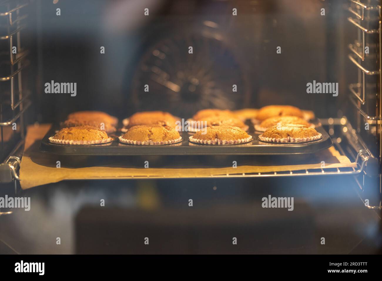 Gruppo di cupcake all'interno del forno. Concetto di dolci Foto Stock