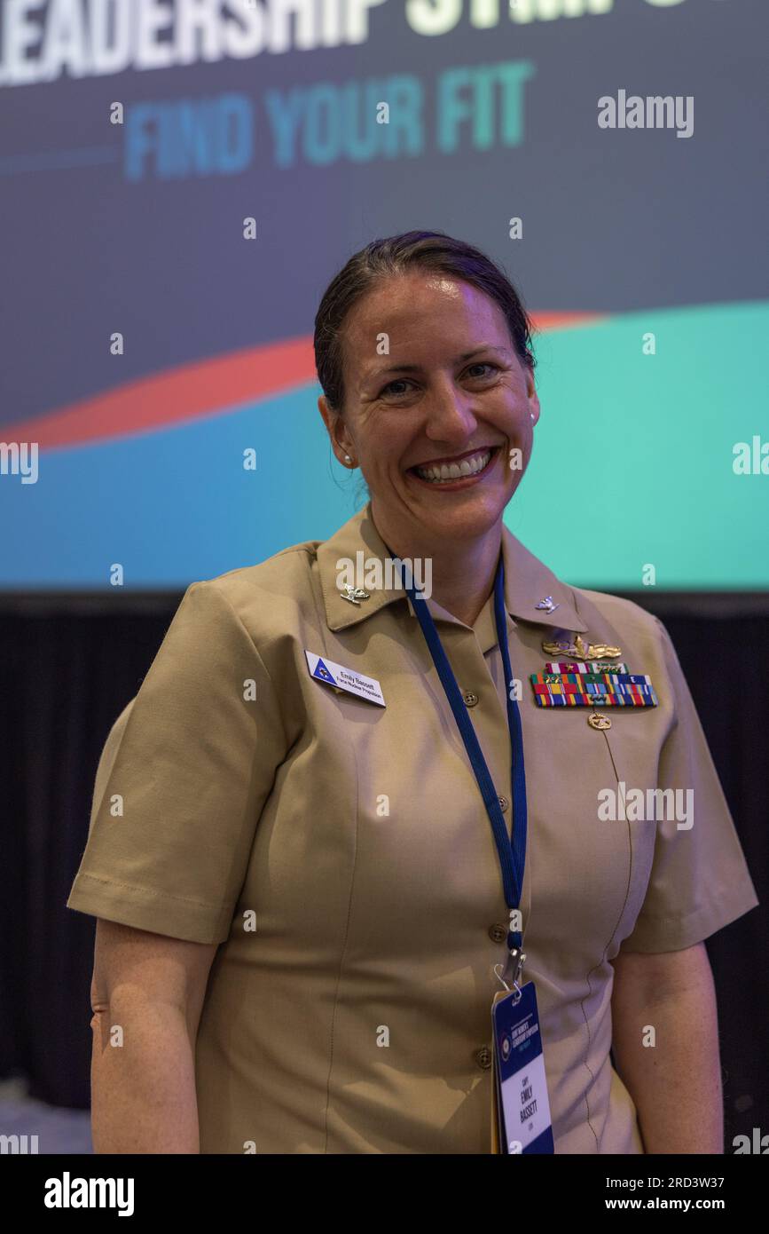 STATI UNITI Il capitano della Marina Emily Bassett, l'ufficiale di propulsione nucleare della forza del comandante, Naval Air Forces, posa per una foto durante il Joint Women's Leadership Symposium presso il San Diego Convention Center di San Diego, California, 29 giugno 2023. La Sea Service Leadership Association è un'organizzazione no-profit che ospita annualmente un JWLS che fornisce sviluppo professionale attraverso il networking, l'istruzione e il mentorship per le donne di tutte e tre le forze armate marittime. Foto Stock