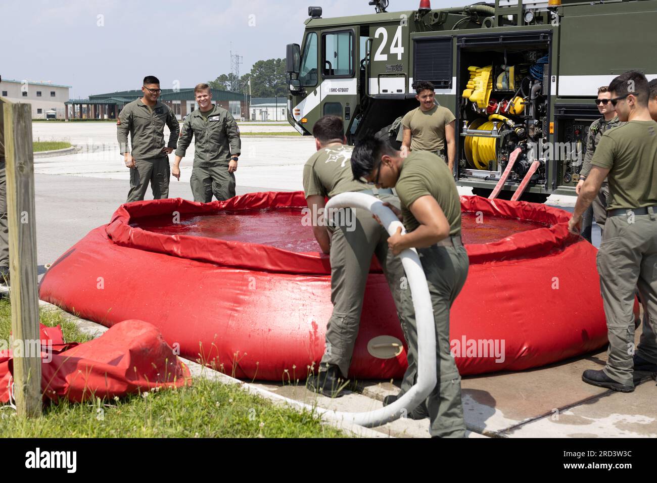 STATI UNITI Marine Corps Sgt. Amiel D. Roxas, centro a destra, capitano di stazione con Crash Fire Rescue 751, Expeditionary Firefighting and Rescue (EFR), quartier generale e Headquarters Squadron, sovrintende i Marines con EFR mentre conducono procedure di redazione sulla Marine Corps Air Station (MCAS) New River, Jacksonville, North Carolina, 28 giugno 2023. Roxas, il destinatario del premio MCAS New River Go-Getter di giugno, guida la sezione uno della sua stazione facilitando esercizi di addestramento unitario, coordinandosi con le unità di ala aerea e conducendo lezioni di routine progettate per instillare la prontezza di missione tra i suoi marine. Foto Stock