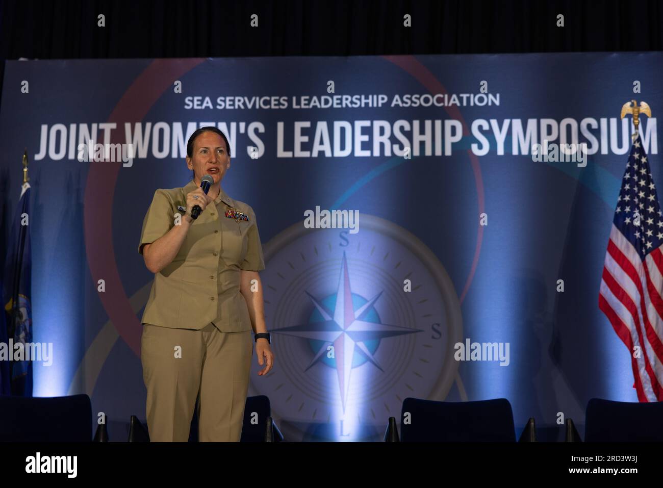 STATI UNITI Il capitano della Marina Emily Bassett, ufficiale di propulsione nucleare della forza del Comandante, Naval Air Forces, dà le osservazioni di apertura durante il Joint Women's Leadership Symposium presso il San Diego Convention Center di San Diego, California, 29 giugno 2023. La Sea Service Leadership Association è un'organizzazione no-profit che ospita annualmente un JWLS che fornisce sviluppo professionale attraverso il networking, l'istruzione e il mentorship per le donne di tutte e tre le forze armate marittime. Foto Stock