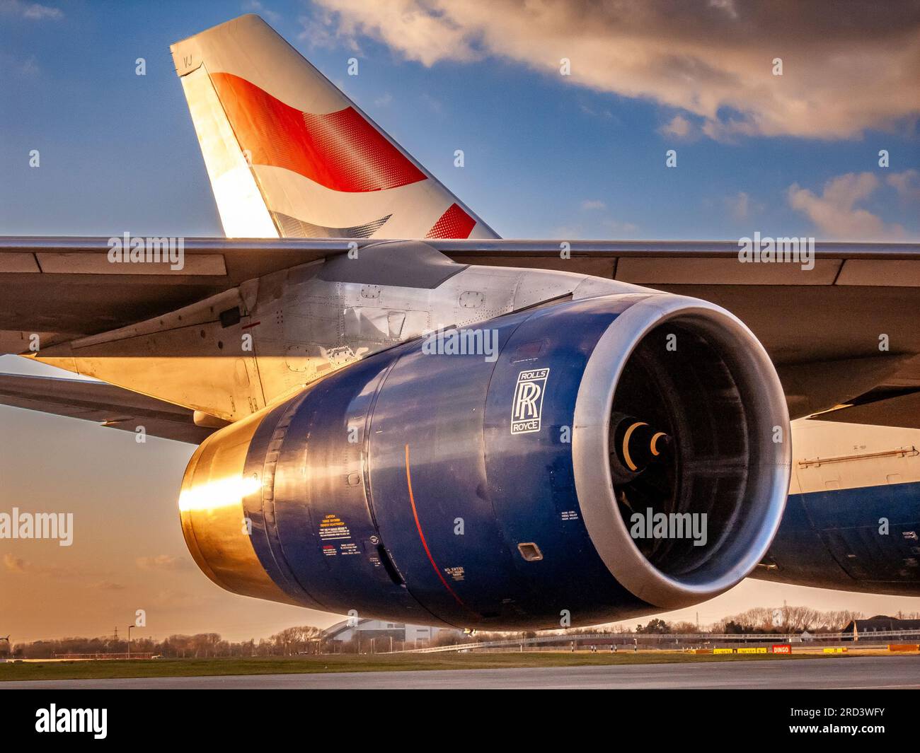 Nel tardo pomeriggio, il sole si apre su un motore Rolls Royce RB211 a propulsione di un Boeing 747-400 G-CIVJ della British Airways presso l'aeroporto di Londra Heathrow, Regno Unito Foto Stock