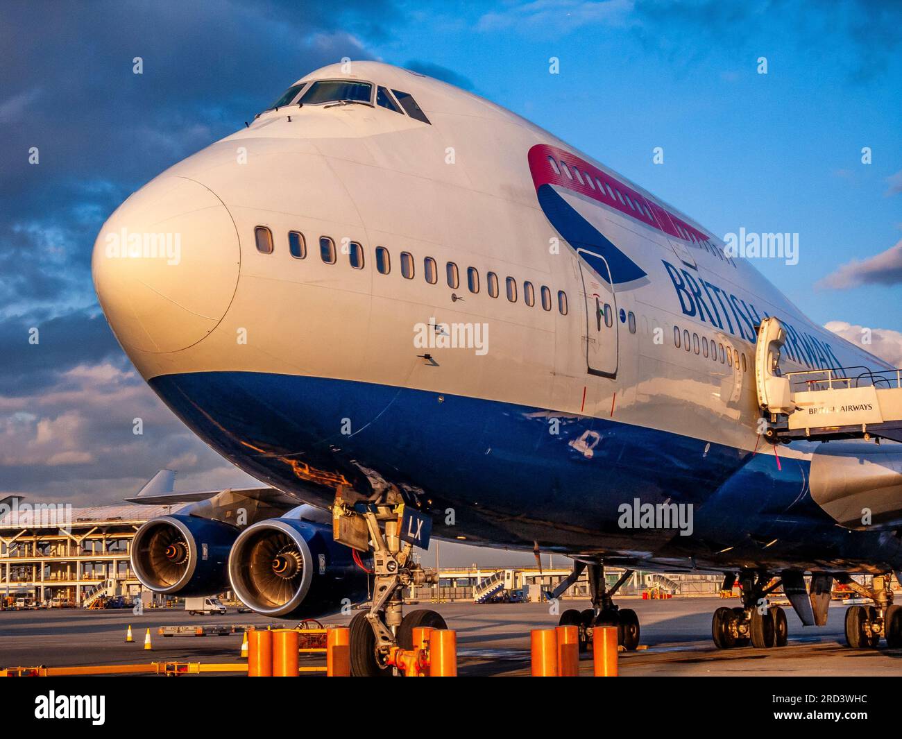 Un Boeing 747-400 G-BNLX della British Airways nel tardo pomeriggio al sole all'aeroporto di Londra Heathrow, Regno Unito Foto Stock