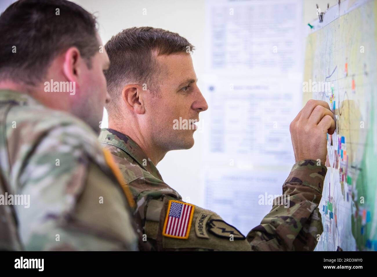 Alaska Army National Guard Sgt. Di prima classe Justin Whitehead, a sinistra, con il 49th Missile Defense Battalion, da Fort Greely, Alaska, E il maggiore Andrew Adam, con l'Alaska Army National Guard 38 Troop Command, aggiunge informazioni a una mappa durante l'esercitazione Command Post di Khaan quest il 27 giugno 2023, presso la Five Hills Training area, Mongolia. Circa 200 dipendenti statunitensi e un totale di 750 membri della forza partner partecipano al KQ23. Lo scopo di Khaan quest è quello di ottenere la formazione e la certificazione delle Nazioni Unite per i partecipanti attraverso lo svolgimento di realistiche operazioni di sostegno alla pace, in Foto Stock