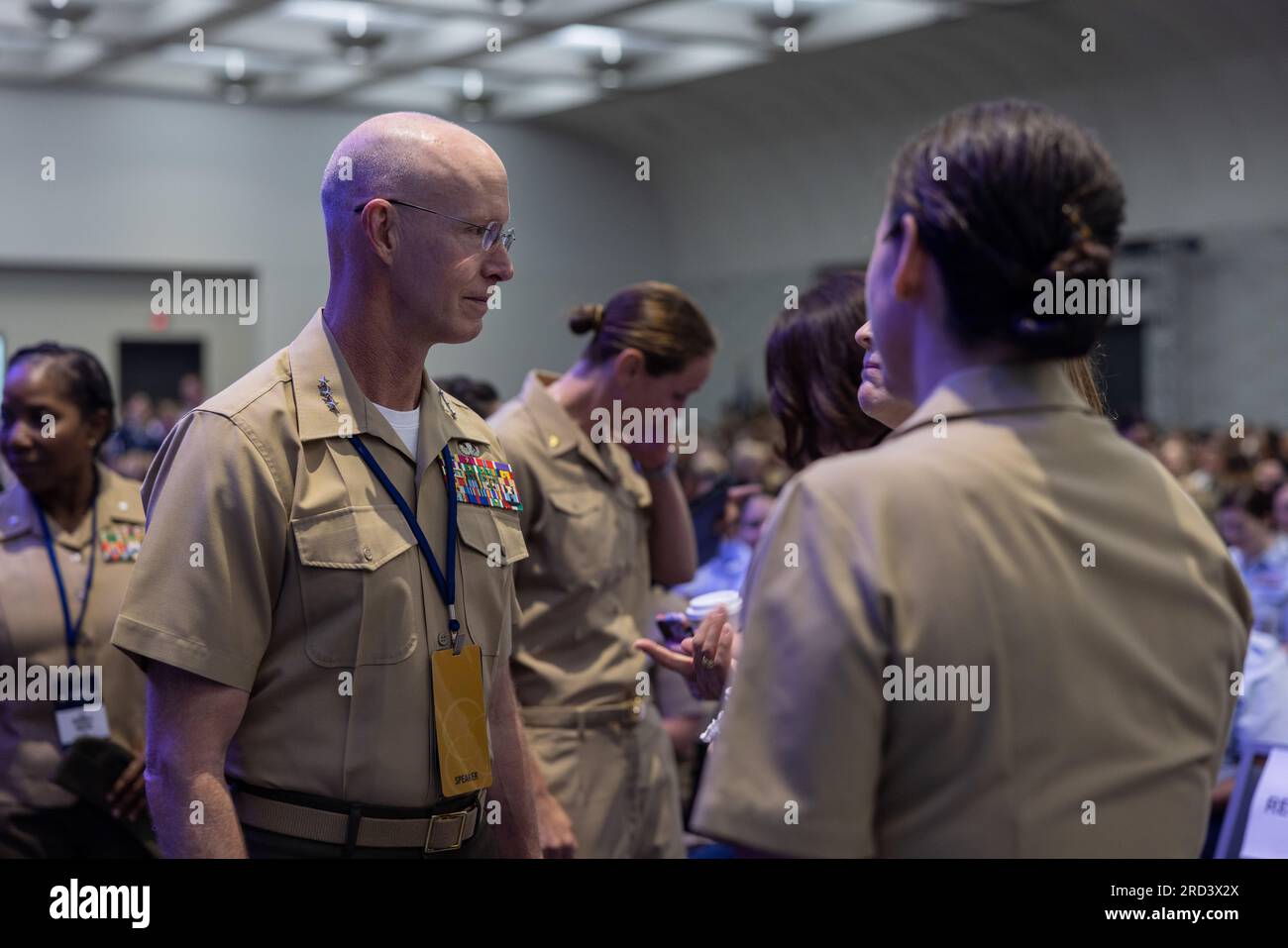 STATI UNITI Marine Corps tenente generale James Glynn, vice comandante per gli affari Manpower e Reserve, parla con gli ospiti durante il Joint Women's Leadership Symposium presso il San Diego Convention Center di San Diego, California, 29 giugno 2023. La Sea Service Leadership Association è un'organizzazione no-profit che ospita annualmente un JWLS che fornisce sviluppo professionale attraverso il networking, l'istruzione e il mentorship per le donne di tutte e tre le forze armate marittime. Foto Stock