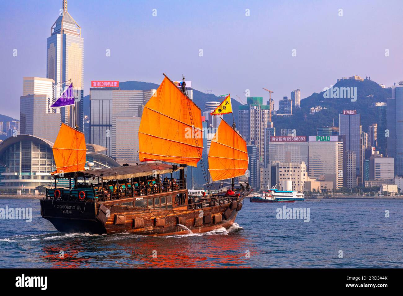 Navigazione nella giunca turistica a Victoria Harbour, Hong Kong, SAR, Cina Foto Stock