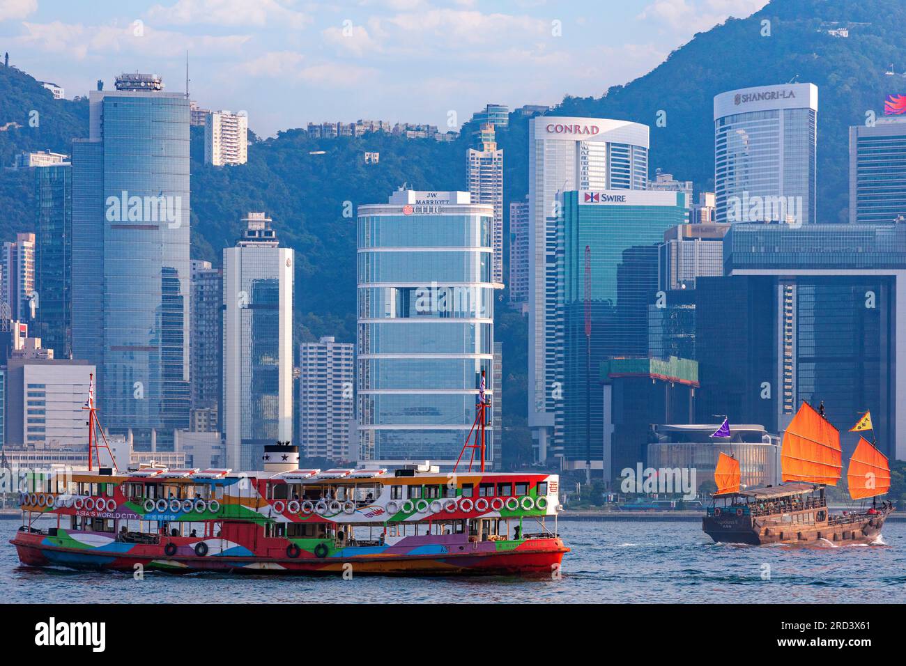 Navigazione nella giunca turistica a Victoria Harbour, Hong Kong, SAR, Cina Foto Stock