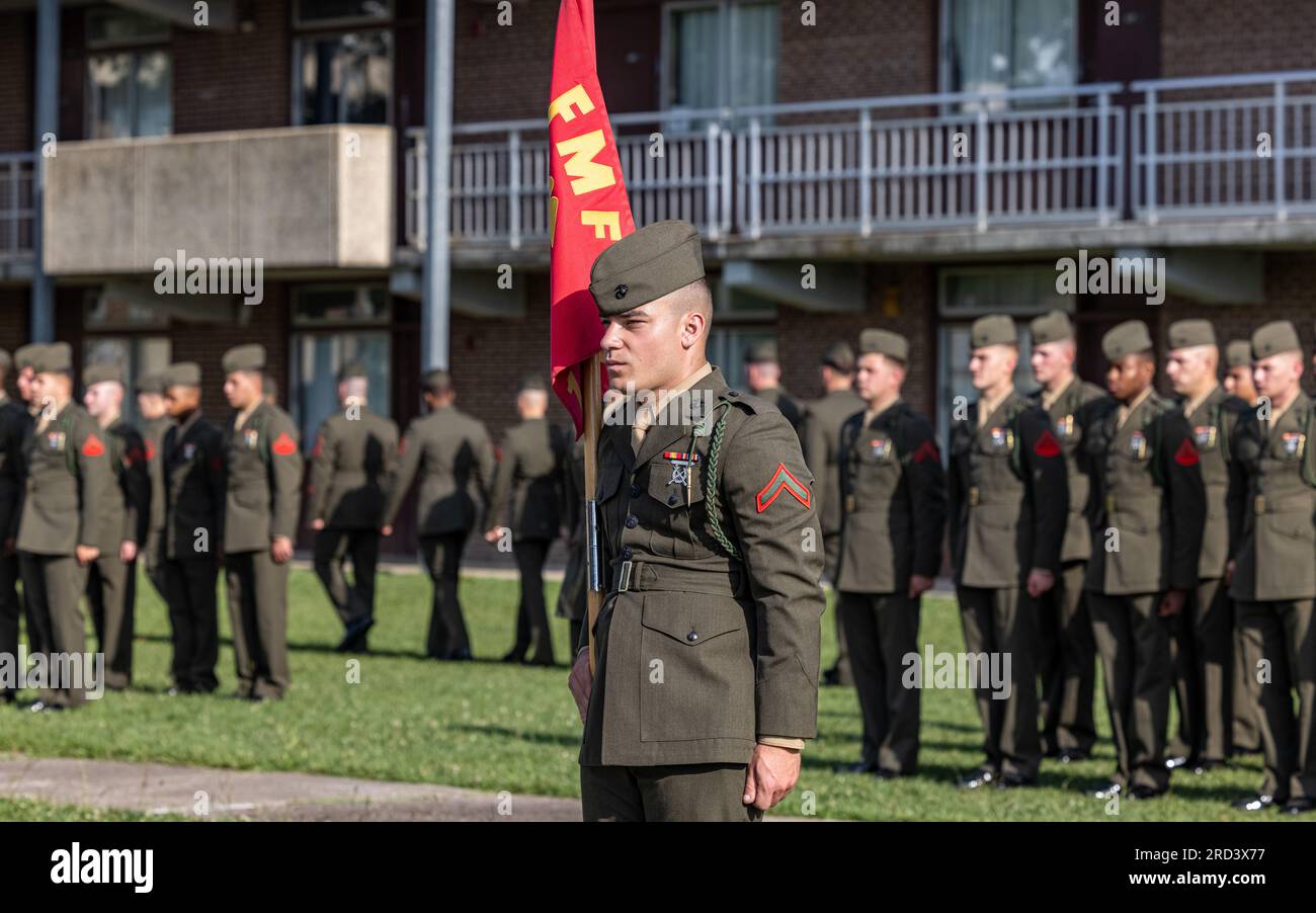 STATI UNITI Marines with 1st Battalion, 8th Marine Regiment, 2d Marine Division, si stanno formando per una cerimonia di premiazione francese Fourragere a Camp Lejeune, North Carolina, 27 giugno 2023. Il Fourragere francese è assegnato esclusivamente ai Marines che hanno servito nel 5th e 6th Marine Regiment per commemorare le azioni eroiche dei membri del servizio passati che hanno servito nei due reggimenti durante la battaglia di Belleau Wood nella prima guerra mondiale Foto Stock