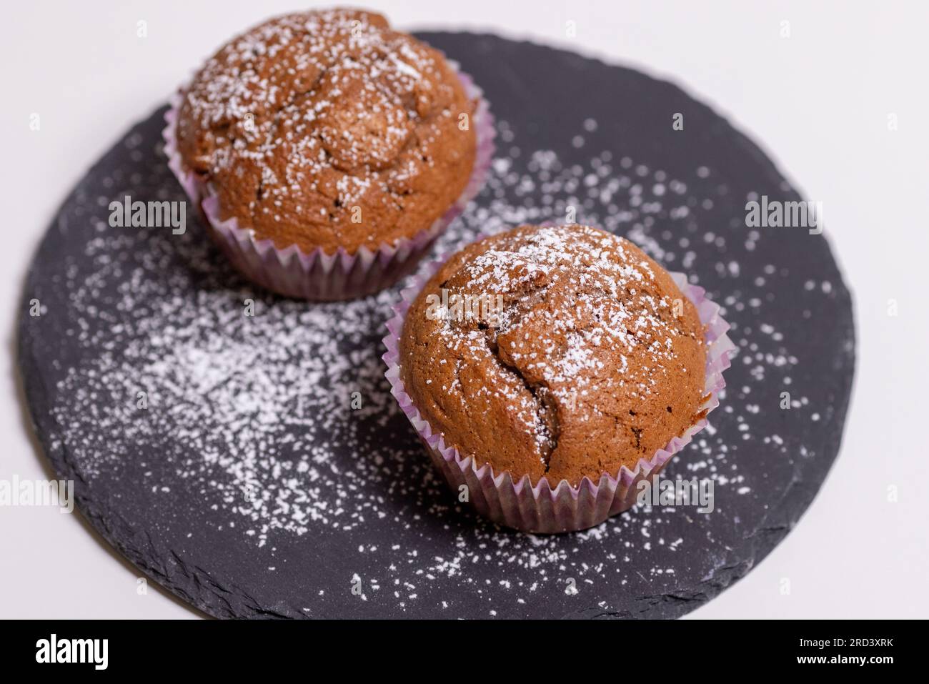 Torta fresca fatta in casa con tazza di banana Foto Stock