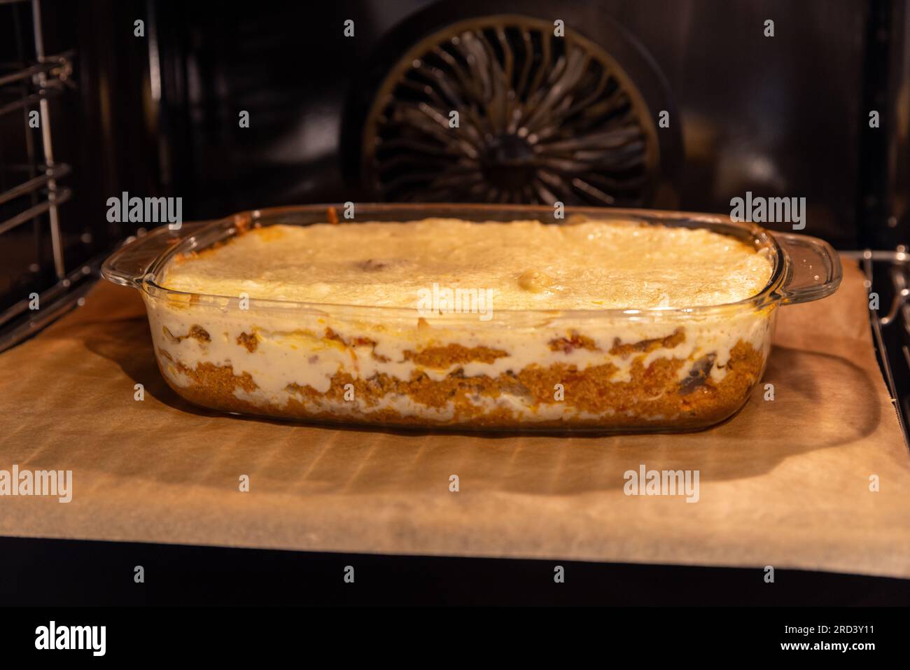 Piatto di lasagne per la cottura all'interno del forno Foto Stock