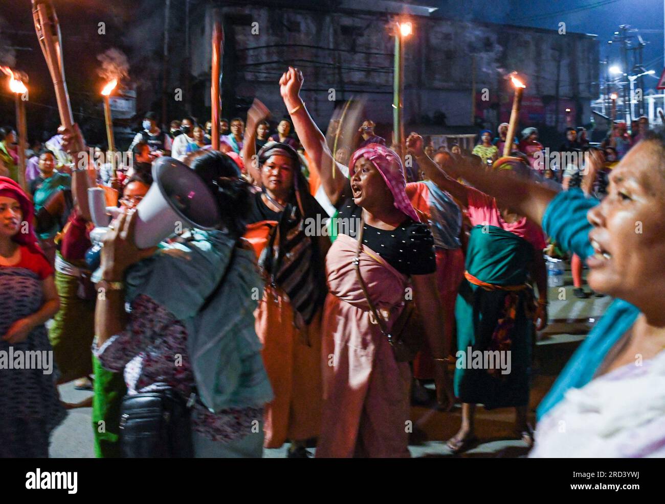 I manifestanti del gruppo attivista femminile Meira Paibi cantano slogan anti-governo e anti-polizia durante un blocco stradale a Imphal. Le Meira Paibis sono donne Meitei che provengono da tutte le fasce della società nella valle di Imphal, sono ampiamente rispettate, hanno una forte forza morale. "Meira" significa "luce" e "Paibi" significa "donna". Queste donne fanno parte di un movimento unico chiamato "Meira Paibi" che emerge a Manipur. e hanno protestato contro vari problemi come le ingiustizie sociali, le violazioni dei diritti umani, la violenza e la discriminazione. Foto Stock