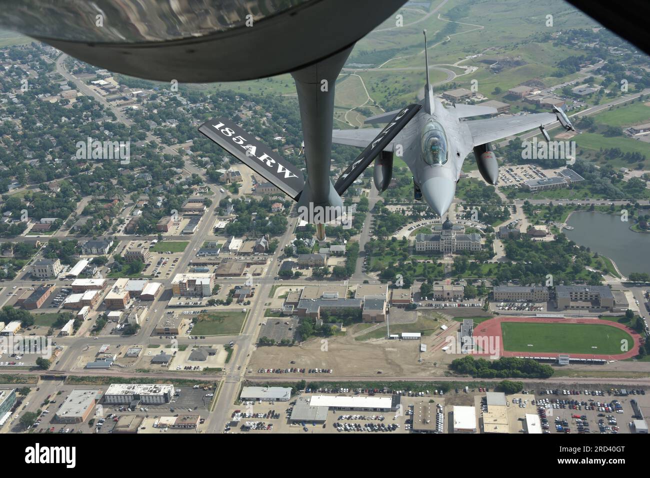 UN U.S. Air Force F-16 Falcon del 114th Fighter Wing della South Dakota Air National Guard che vola con un U.S. Air Force KC-135 Stratotanker del 185th Air Refueling Wing della Iowa Air National Guard passa sopra la capitale dello stato di Pierre, S.D. il 27 giugno 2023. L'aereo fa parte di una dimostrazione di rifornimento aereo a livello nazionale, che commemora il 100° anniversario del rifornimento aereo. Foto Stock