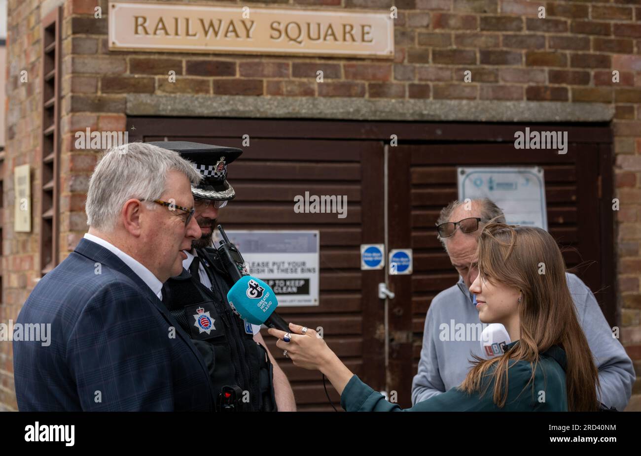 Brentwood Essex 18 luglio 2023 un ulteriore finanziamento pubblico di 1,1 milioni di sterline vedrà pattuglie ad alta visibilità (hotspot policing) e interventi mirati per affrontare il comportamento antisociale (ASB) in 11 hotspot in tutto l'Essex. Circa 30.000 ore di pattugliamento tra ufficiali e partner nell'arco di nove mesi in tutte le aree. Il finanziamento è fornito dal governo centrale nell'ambito della loro strategia antisociale e mira a fornire pattuglie ad alta visibilità, impegno pubblico, sensibilizzazione mirata dei giovani e intervento precoce. Crediti: Ian Davidson/Alamy Live News Foto Stock Brentwood Essex 18 luglio 2023 un ulteriore finanziamento pubblico di 1,1 milioni di sterline vedrà pattuglie ad alta visibilità (hotspot policing) e interventi mirati per affrontare il comportamento antisociale (ASB) in 11 hotspot in tutto l'Essex. Circa 30.000 ore di pattugliamento tra ufficiali e partner nell'arco di nove mesi in tutte le aree. Il finanziamento è fornito dal governo centrale nell'ambito della loro strategia antisociale e mira a fornire pattuglie ad alta visibilità, impegno pubblico, sensibilizzazione mirata dei giovani e intervento precoce. Crediti: Ian Davidson/Alamy Live News Foto Stock