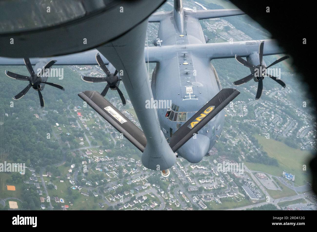 Un aereo MC-130J del 193rd Special Operations Wing Aircraft segue da vicino un aereo KC-135 del 171st Air Refueling Wing come entrambi volano sui monumenti storici della Pennsylvania mentre celebrano il 100 anniversario dell'Air Refueling il 27 giugno 2023. Il 100° anniversario seguì il 75° anniversario dell'unità della Pennsylvania Air National Guard a Pittsburgh ora nota come 171st Air Refueling Wing. Foto Stock