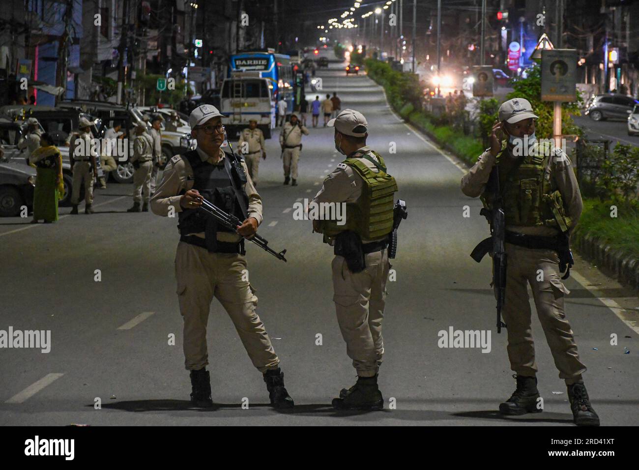 16 luglio 2023, Imphal, Manipur, India: I poliziotti di Manipur stanno di guardia durante un blocco stradale da parte del gruppo attivista femminile Meira Paibi vicino al quartiere Singjamei a Imphal durante la manifestazione. Le Meira Paibis sono donne Meitei che provengono da tutte le fasce della società nella valle di Imphal, sono ampiamente rispettate, hanno una forte forza morale. ''Meira'' significa ''luce'' e ''Paibi'' significa ''donna''. Queste donne fanno parte di un movimento unico chiamato ''Meira Paibi'' che emerge a Manipur. e hanno protestato contro vari problemi come le ingiustizie sociali, le violazioni dei diritti umani, la violenza Foto Stock