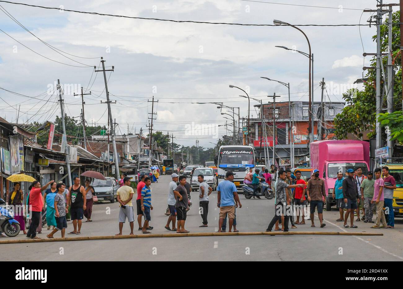 16 luglio 2023, Imphal, Manipur, India: I sostenitori del gruppo di attivisti femminili Meira Paibi bloccano una strada nell'area di Bishnupur di Imphal durante la manifestazione. Le Meira Paibis sono donne Meitei che provengono da tutte le fasce della società nella valle di Imphal, sono ampiamente rispettate, hanno una forte forza morale. ''Meira'' significa ''luce'' e ''Paibi'' significa ''donna''. Queste donne fanno parte di un movimento unico chiamato ''Meira Paibi'' che emerge a Manipur. e hanno protestato contro vari problemi come le ingiustizie sociali, le violazioni dei diritti umani, la violenza e la discriminazione. (Credito Imag Foto Stock