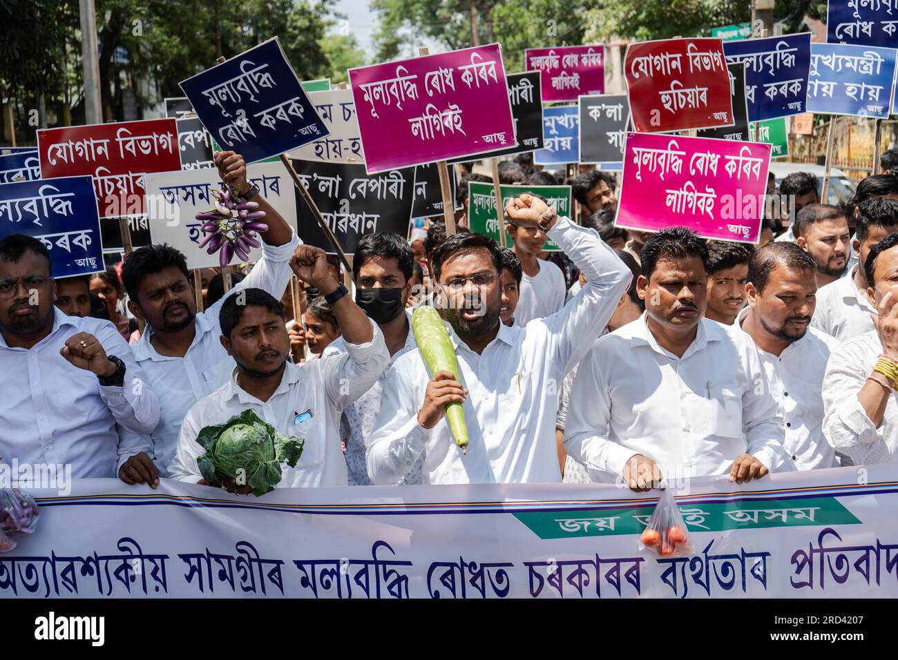 I membri di All Assam Students' Union (AASU) sollevano slogan durante una protesta contro l'aumento dei prezzi delle verdure e di altri prodotti essenziali, a Guwahati, Assam, India venerdì 14 luglio, 2023. Foto Stock