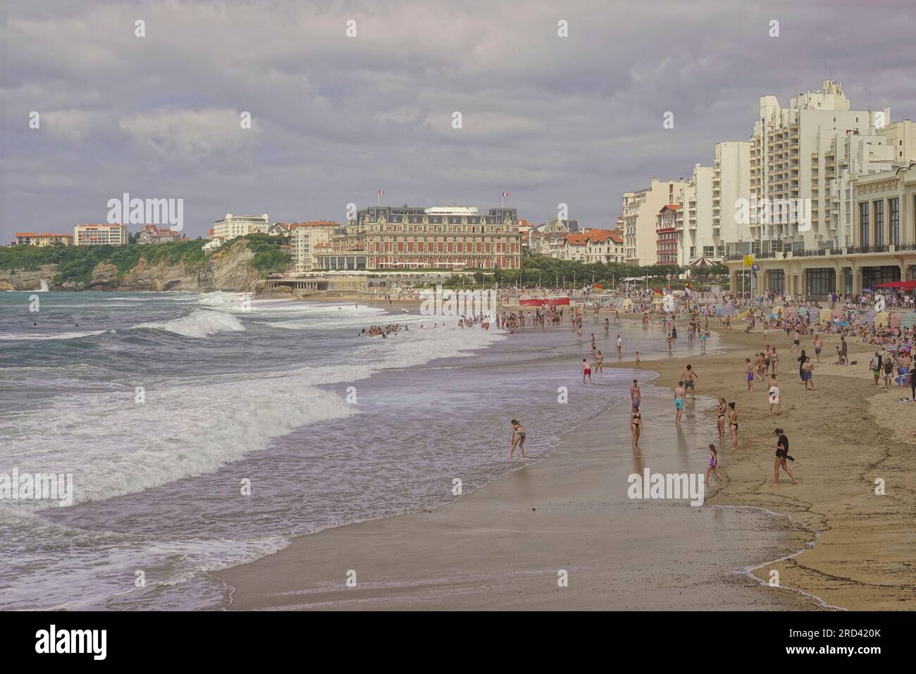Biarritz, Francia, luglio 2023 Ó la grande PlageÓ Beach, Biarritz - con le colorate tende da spiaggia e vista sul famoso Hotel de Palais Foto Stock