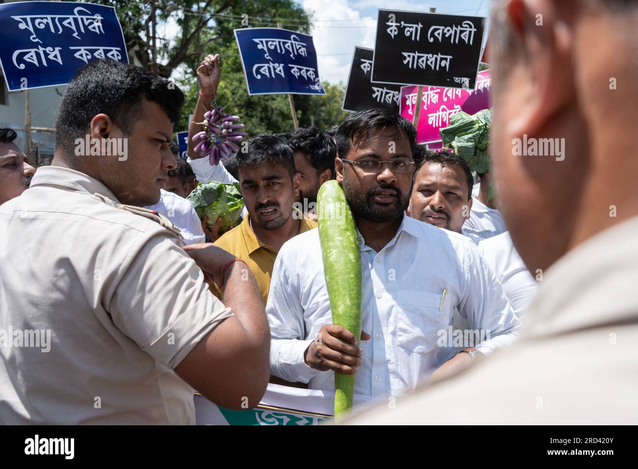 I membri di All Assam Students' Union (AASU) sollevano slogan durante una protesta contro l'aumento dei prezzi delle verdure e di altri prodotti essenziali, a Guwahati, Assam, India venerdì 14 luglio, 2023. Foto Stock