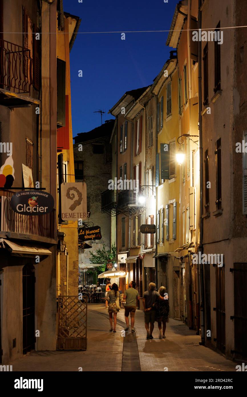 Scena di strada al crepuscolo a Castellane, Route Napoleon, Gorges du Verdon, Alpes-de-Haute-Provence, Provence-Alpes-Cote d’Azur, La Francia, Foto Stock