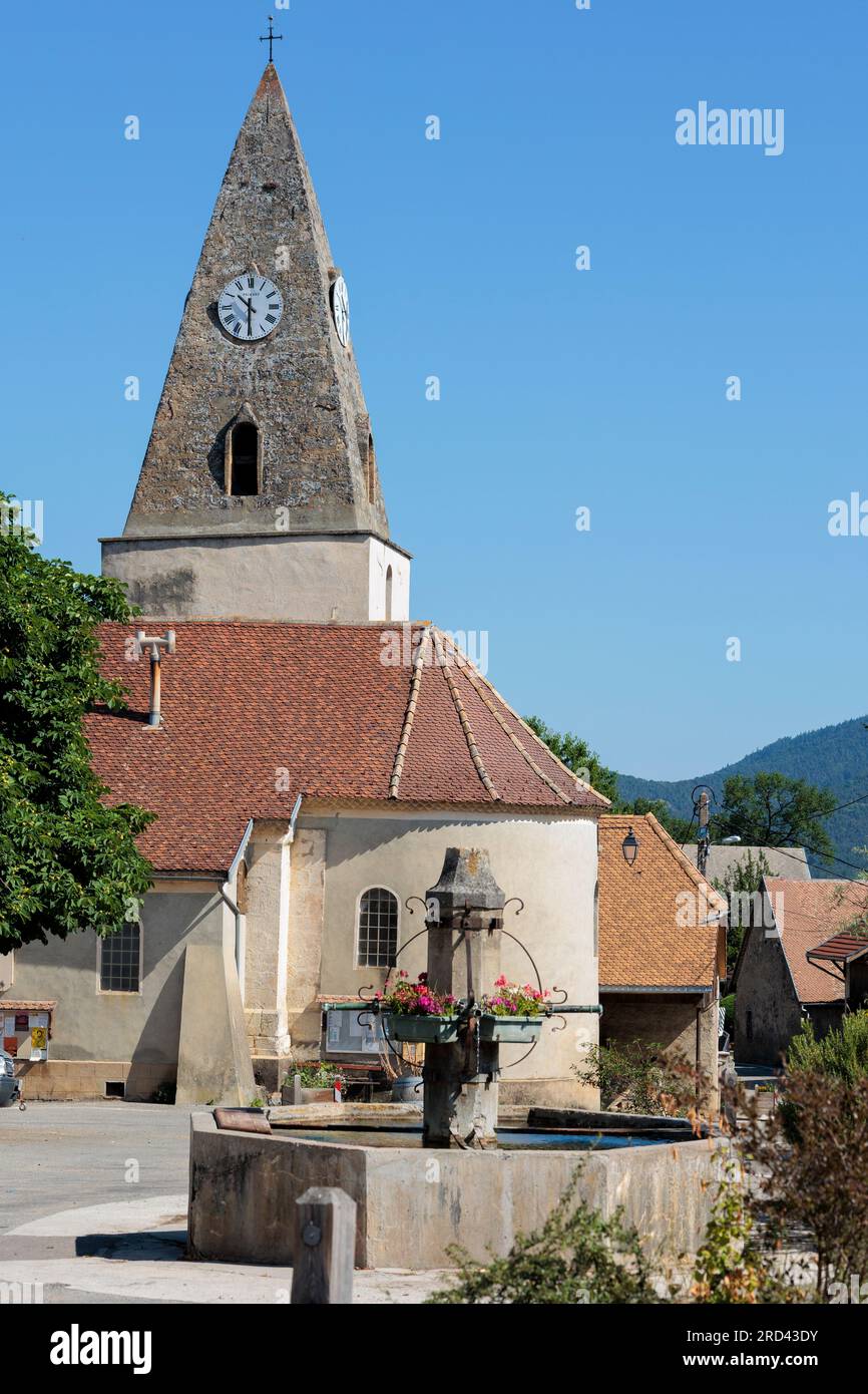 La chiesa del villaggio nella regione di Prebois le Trieves, Isere, Grenoble, Auvergne-Rhone-Alpes, Francia Foto Stock