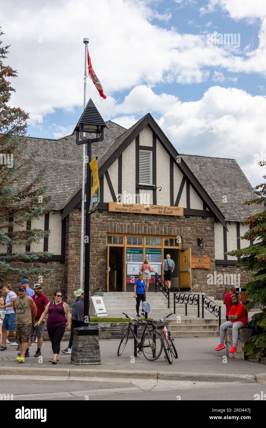 BANFF, CANADA - 5 LUGLIO 2023: Frequentato centro visitatori presso la cittadina di Banff nel Parco Nazionale di Banff. Il sito della città è un importante turista canadese Foto Stock