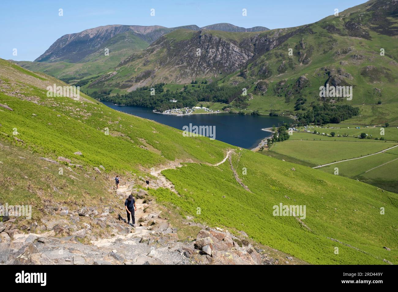 Camminatori su Scarth Gap, con vista su Buttermere, Lake District National Park, Regno Unito Foto Stock