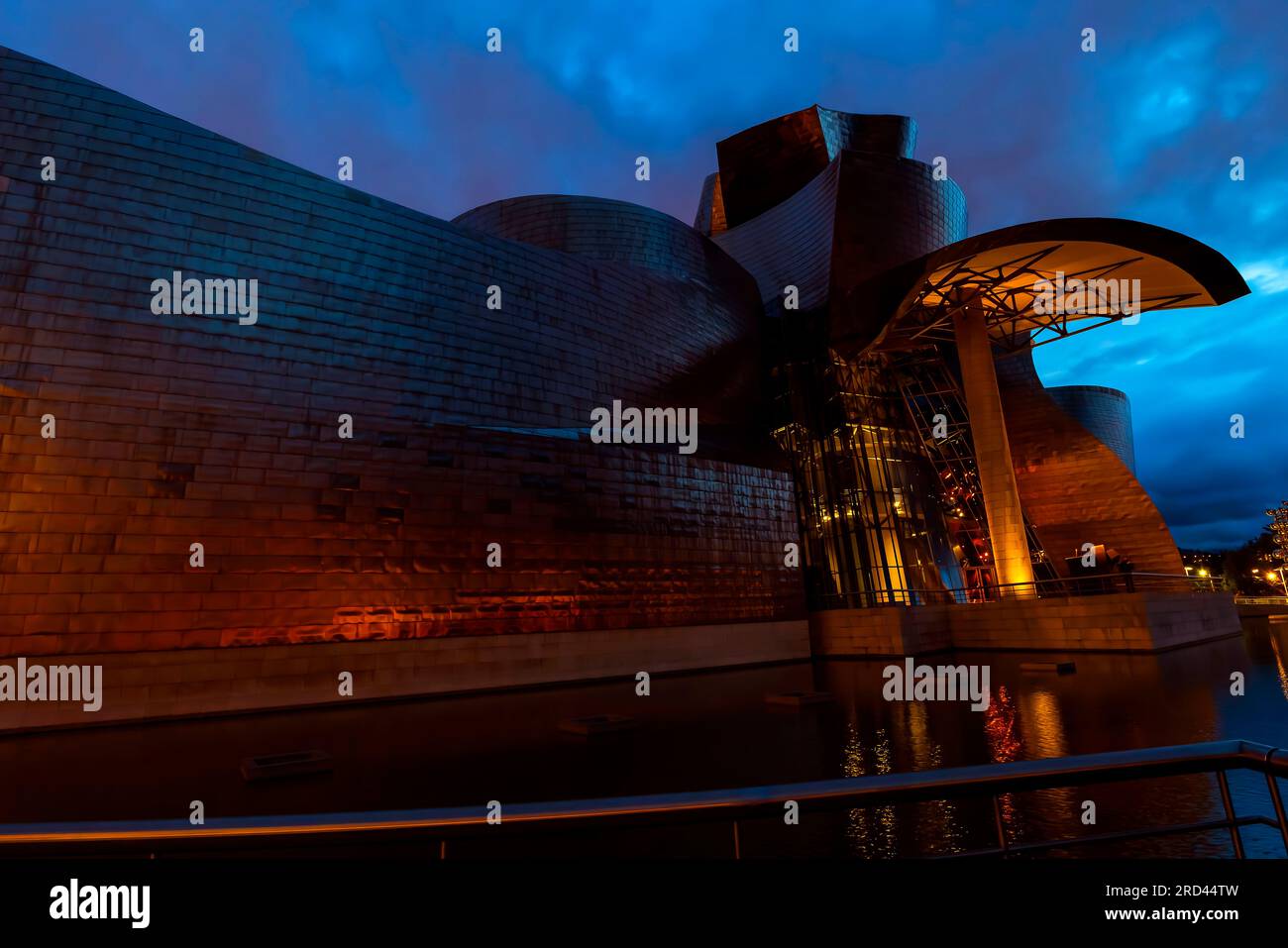 Il Guggenheim Museum Bilbao, progettato dall'architetto Frank Gehry, e situato nella città di Bilbao, Paesi Baschi, Spagna. Foto Stock