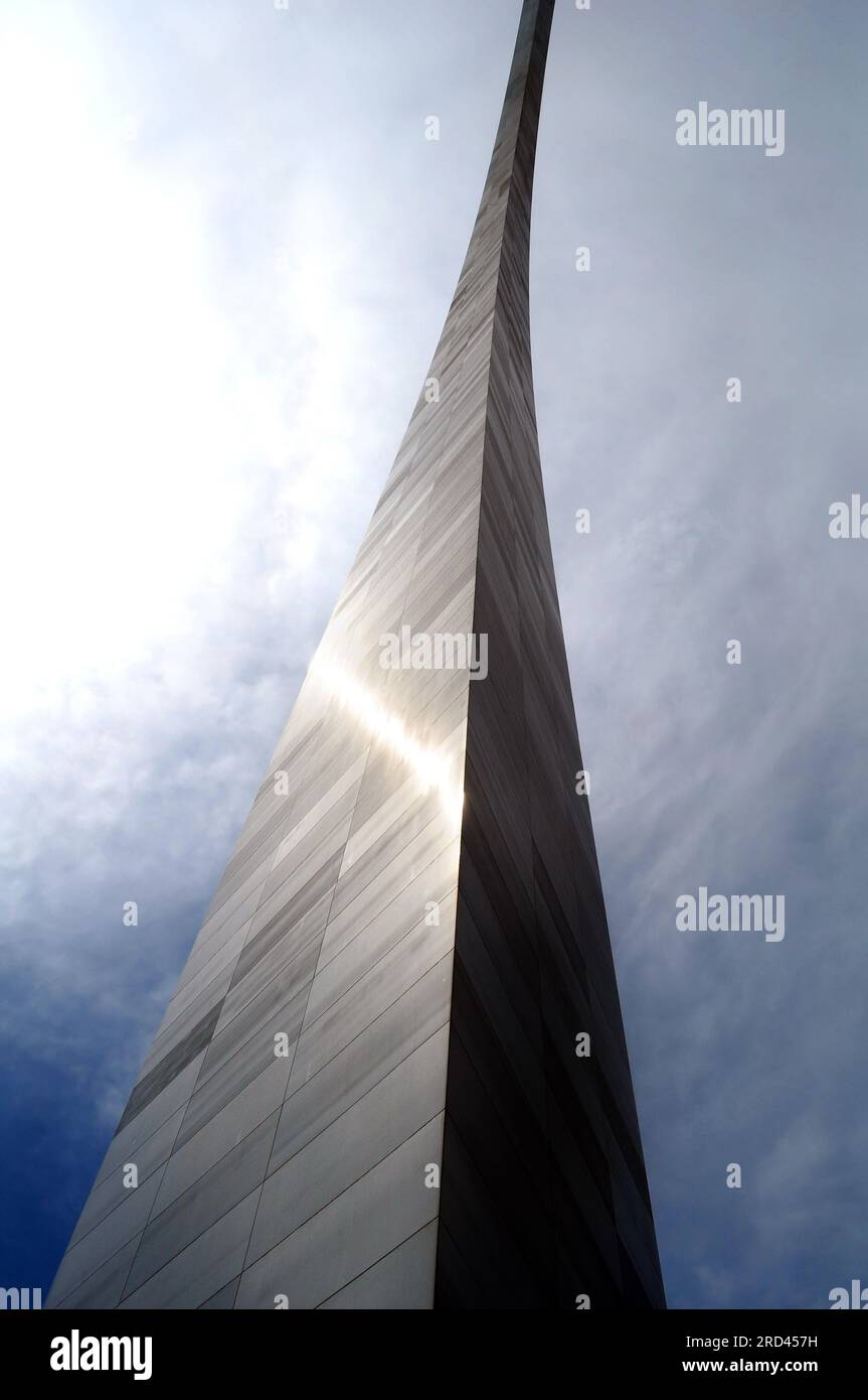 Parte del Jefferson National Expansion Memorial, a St. Louis, Missouri, questo arco rovesciato è rivestito in acciaio inossidabile. Si siede contro le nuvole A. Foto Stock