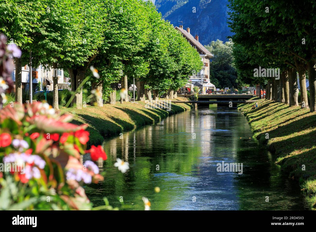 Il fiume Romanche scorre attraverso la città di le Bourg-d Oisans, Grenoble, Isere, Auvergne-Rodano-Alpes, Francia Foto Stock