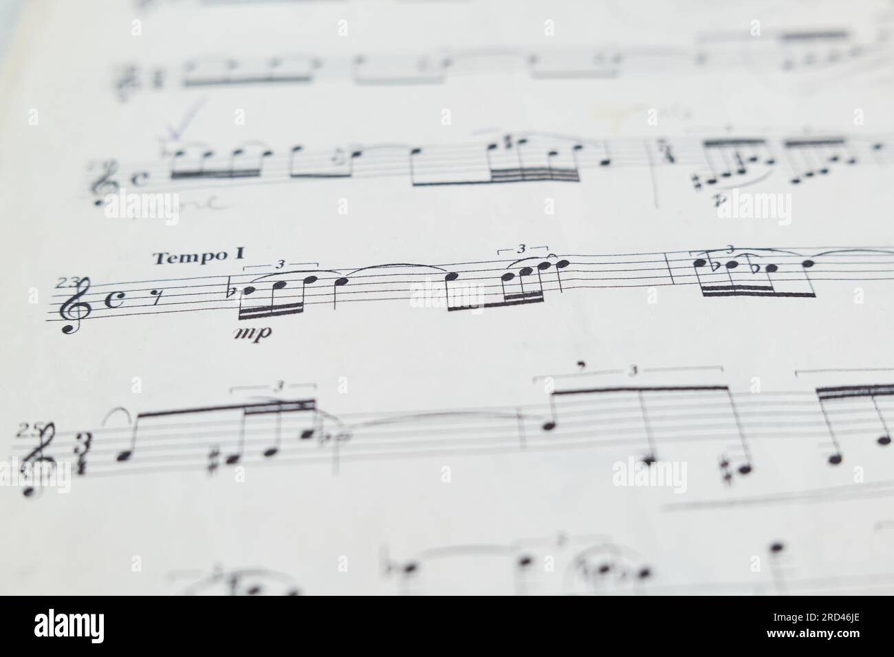 primo piano di spartiti e note musicali su un pezzo di carta Foto Stock