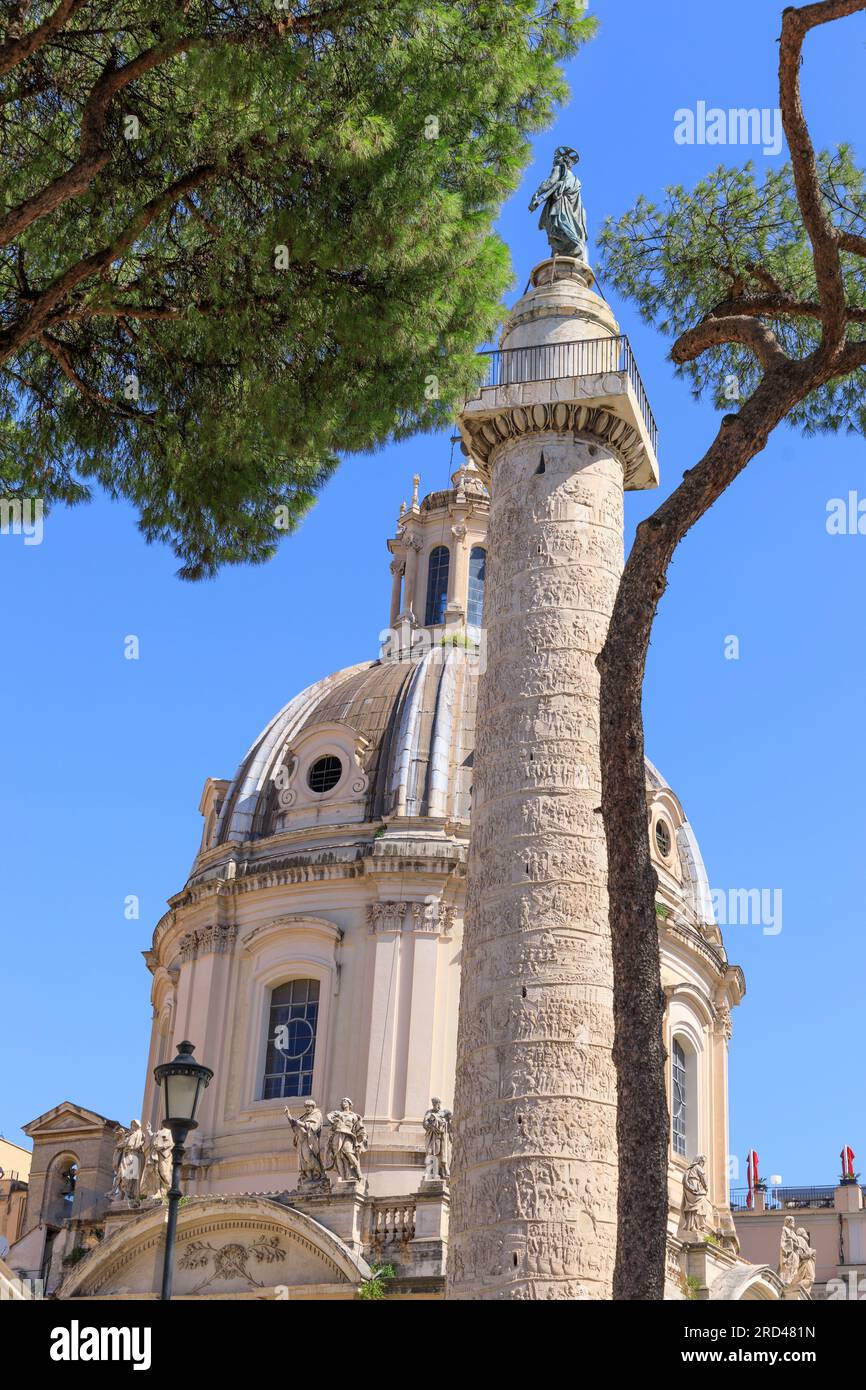 Vista urbana di Roma: Scorcio della colonna Traiana e della chiesa del Santissimo nome di Maria al foro Traiano, Italia. Foto Stock