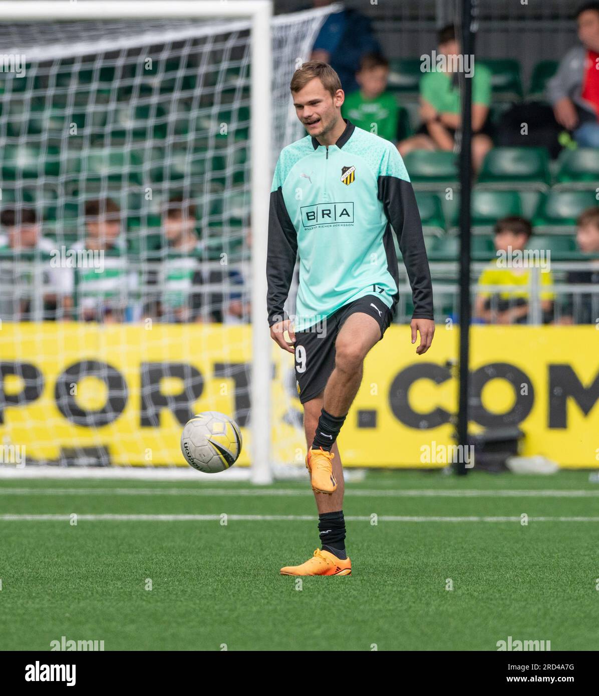 Park Hall, Oswestry, Shropshire, Inghilterra, 18 luglio 2023. Filip Trpchevski del BK Häcken si scalda durante i New Saints of Oswestry Town & Llansantffraid Football Club/The New Saints (TNS) V Bollklubben Häcken/BK Häcken nel primo turno di qualificazione della Champions League 2023/2024, al Park Hall. (Immagine di credito: ©Cody Froggatt/Alamy Live News) Foto Stock