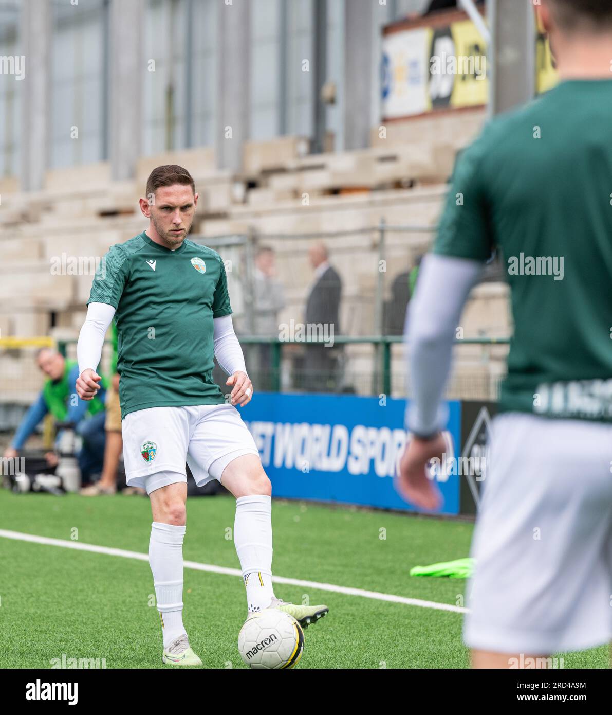 Park Hall, Oswestry, Shropshire, Inghilterra, 18 luglio 2023. I New Saints Declan McManus si scaldano durante i New Saints of Oswestry Town & Llansantffraid Football Club/The New Saints (TNS) contro Bollklubben Häcken/BK Häcken nel primo turno di qualificazione della Champions League 2023/2024, a Park Hall. (Immagine di credito: ©Cody Froggatt/Alamy Live News) Foto Stock