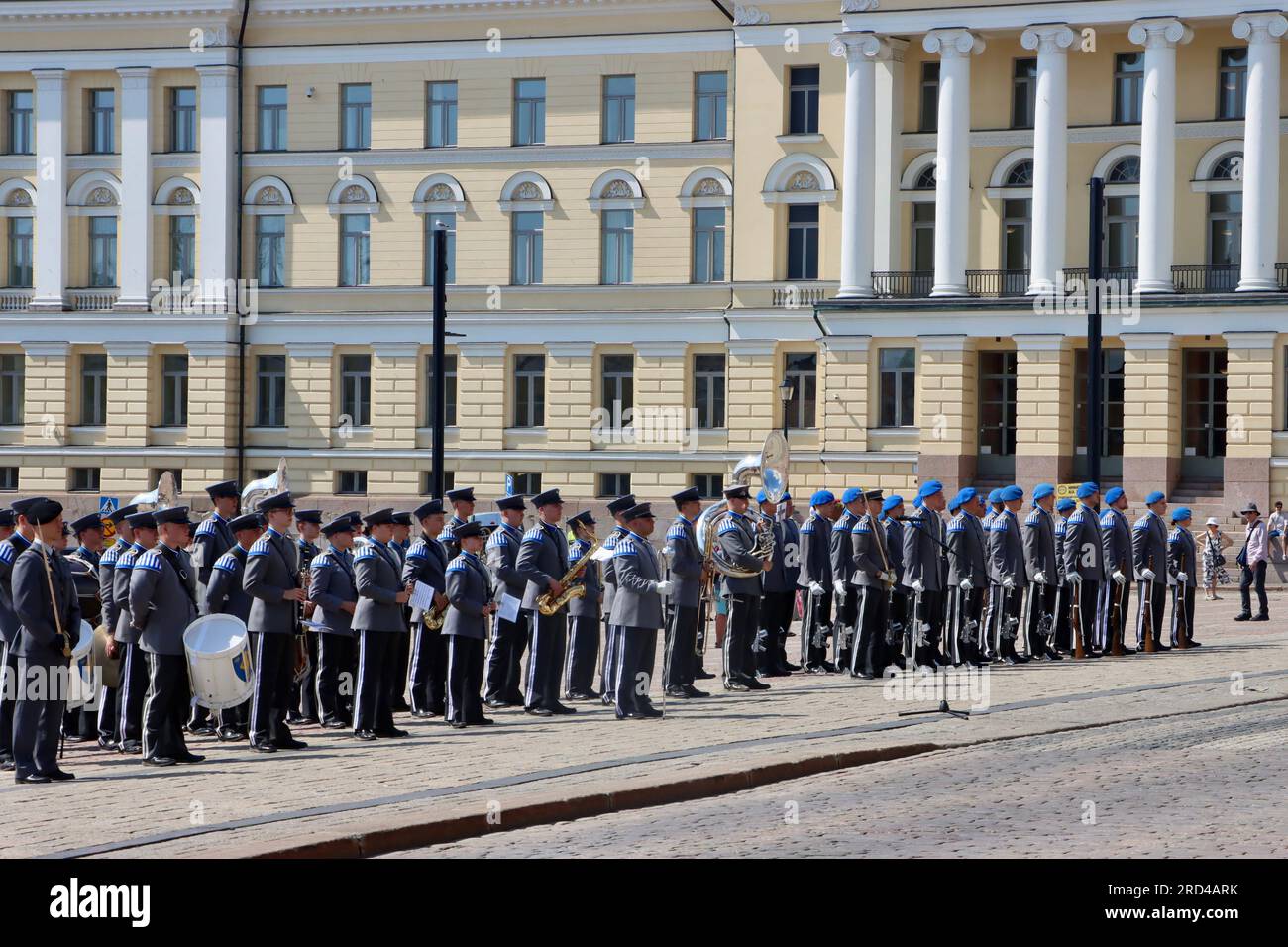 Orchestra dell'esercito che si esibisce e sfilano su Senaatintori di fronte alla Cattedrale di Helsinki con l'edificio dell'Università di Helsinki alle spalle. Foto Stock