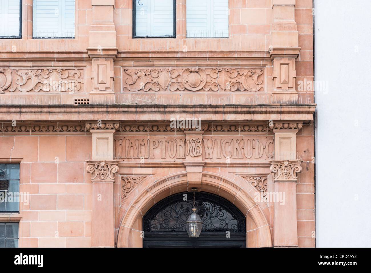 Dettagli dell'edificio dell'Hampton Wick Urban District Council (UDC) classificato di grado II costruito in stile Jacobean Revival nel 1863 Foto Stock