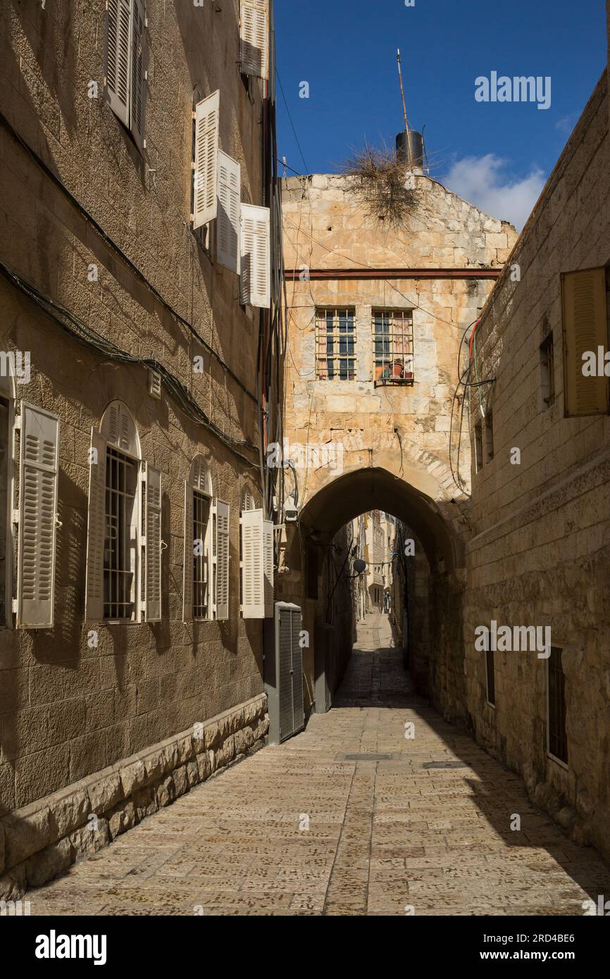 Arco in una stretta strada del quartiere armeno della città vecchia di Gerusalemme Foto Stock