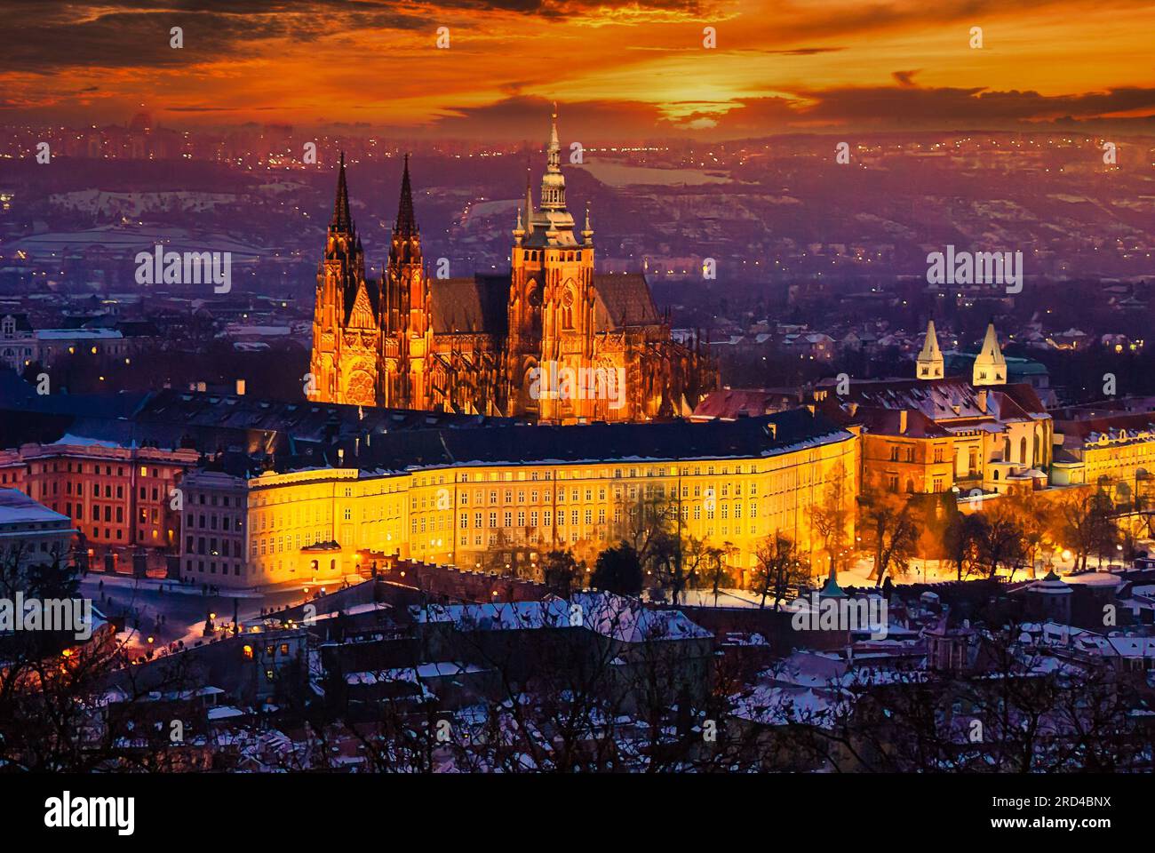 Luminosa illuminazione del Castello di Praga al tramonto della vigilia di Natale Foto Stock