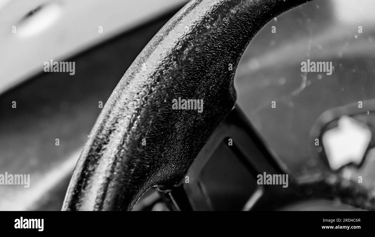 Una parte astratta del volante e del cruscotto della vettura Foto Stock