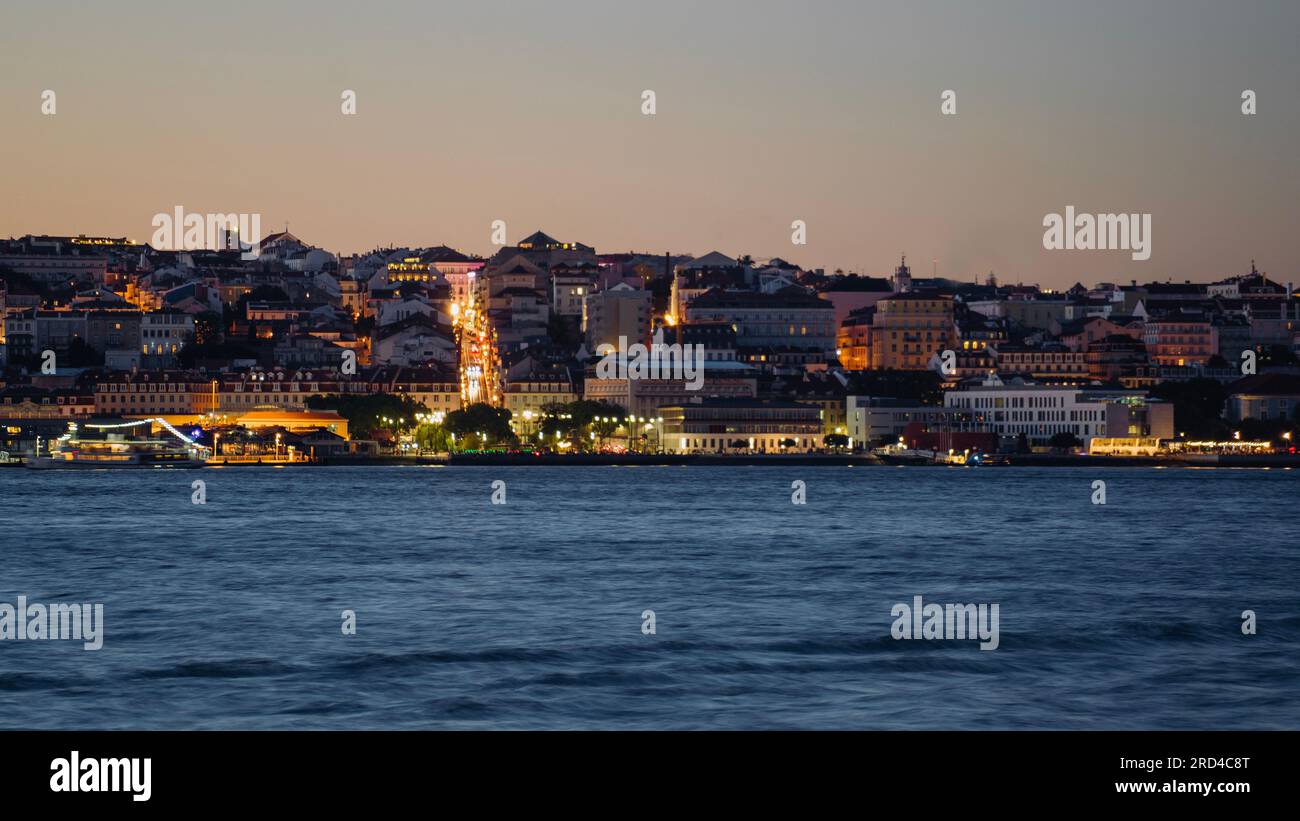 Vista della città di Lisbona da Cacilhas al tramonto. Concetto per viaggiare in Portogallo e visitare Lisbona Foto Stock