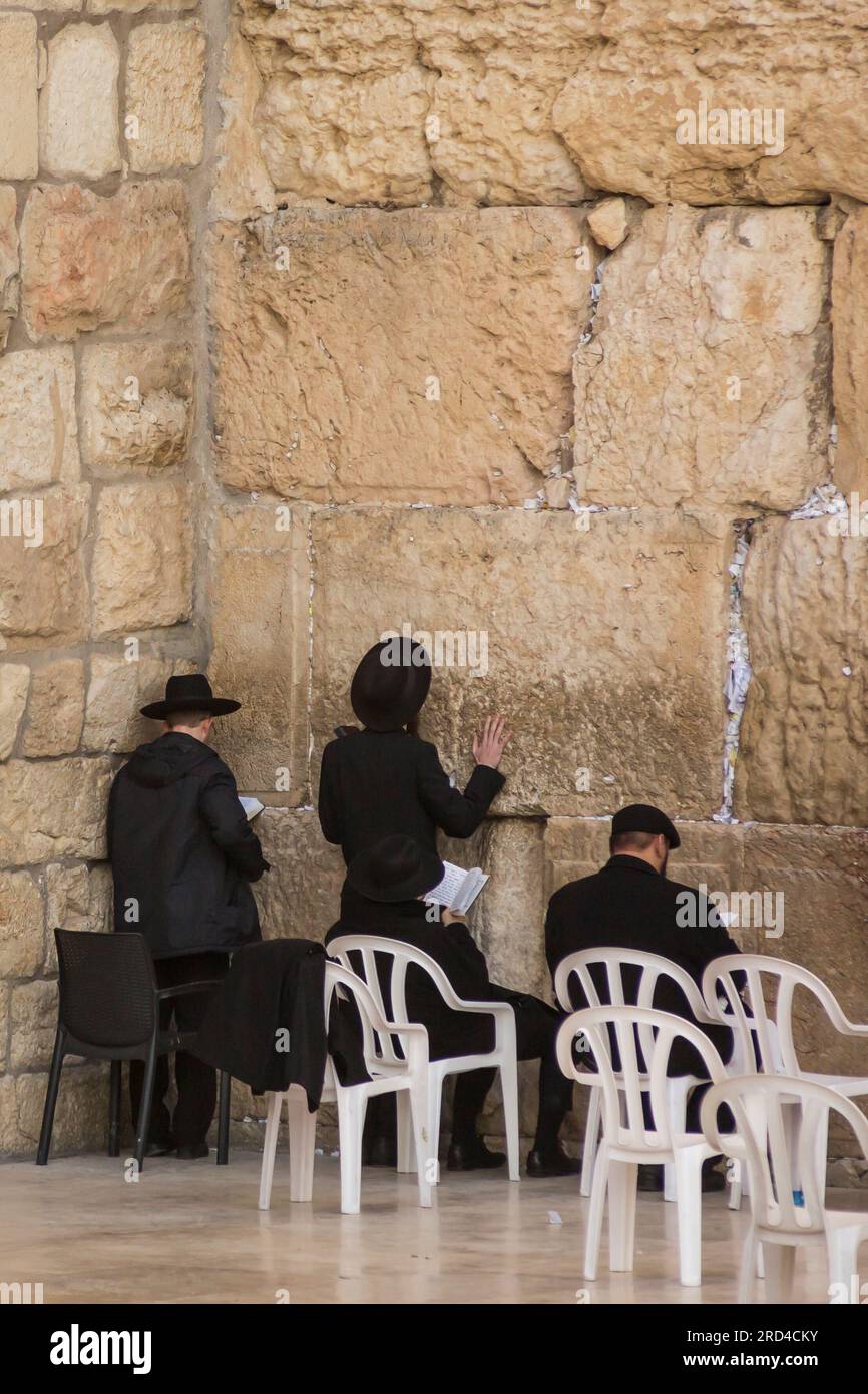 Ebrei che pregano nell'area di preghiera uomini del muro Occidentale nella città Vecchia di Gerusalemme Foto Stock