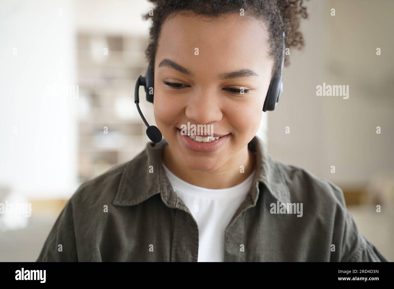 I ragazzi delle gare miste imparano la lingua straniera online, utilizzando le cuffie per l'istruzione a distanza. Foto Stock