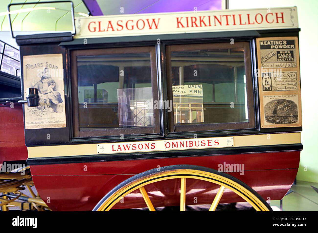 Carrozza a bordo di prati omnibus turisti e gruppi di scolari in vacanza dalla scuola affollata Zaha Hadid museo dei trasporti lungo il fiume Foto Stock