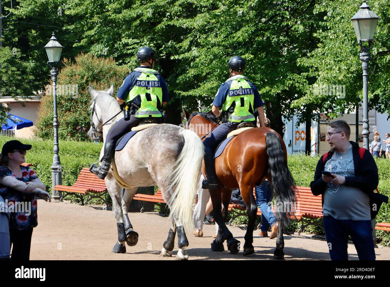 Due poliziotti a cavallo nel parco Esplanadi di Helsinki, Finlandia, giugno 2023 Foto Stock