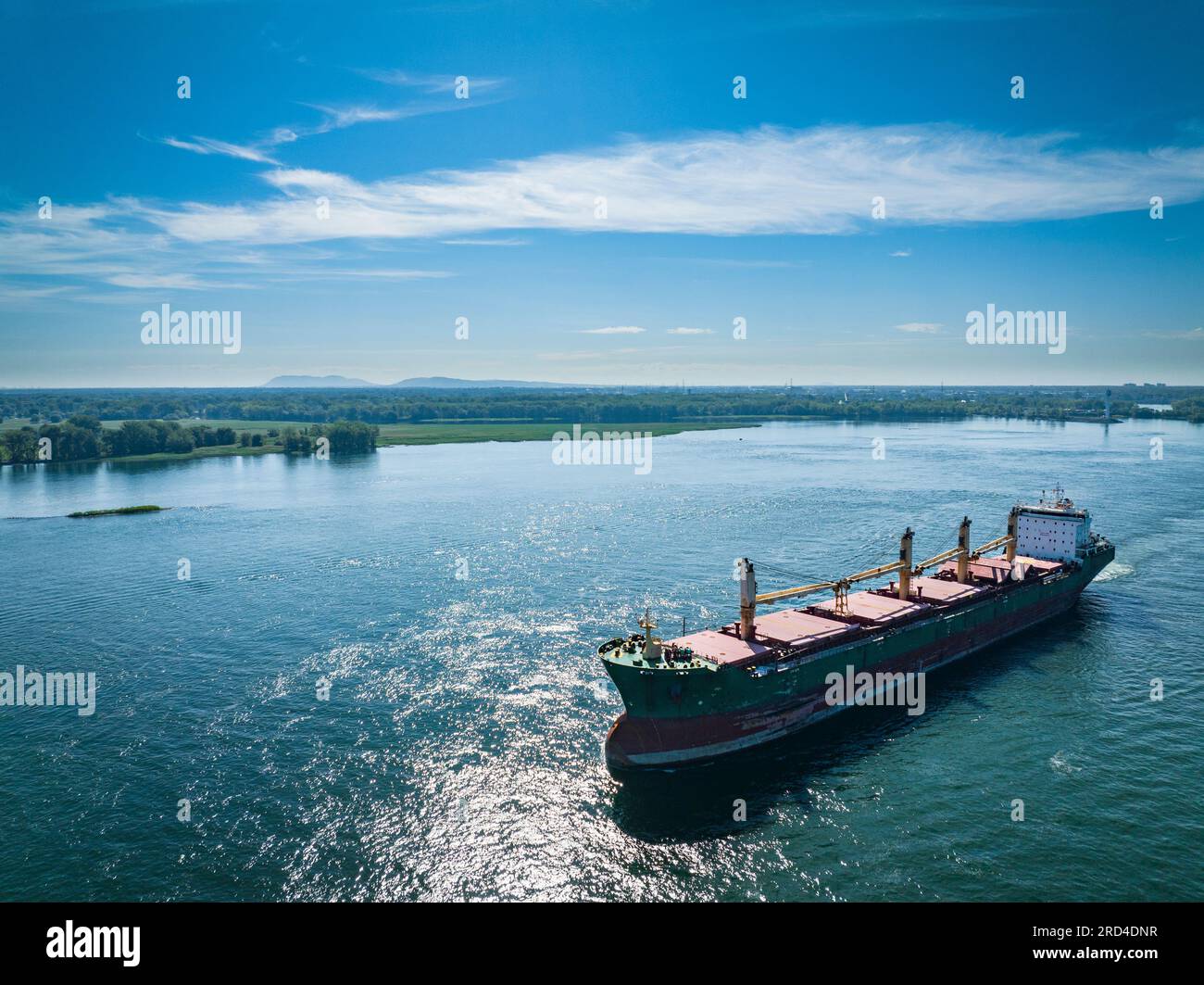 Vista aerea di una nave da carico vicino al porto di Montreal sulla St Lawrence River Foto Stock