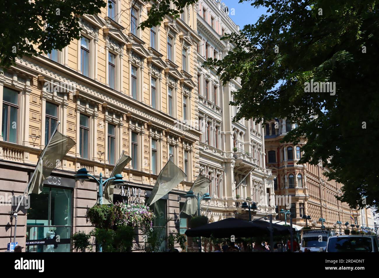 Edifici di architettura rinascimentale in via Pohjois Esplanadi presso il Parco Esplanadi nel centro di Helsinki, Finlandia Foto Stock