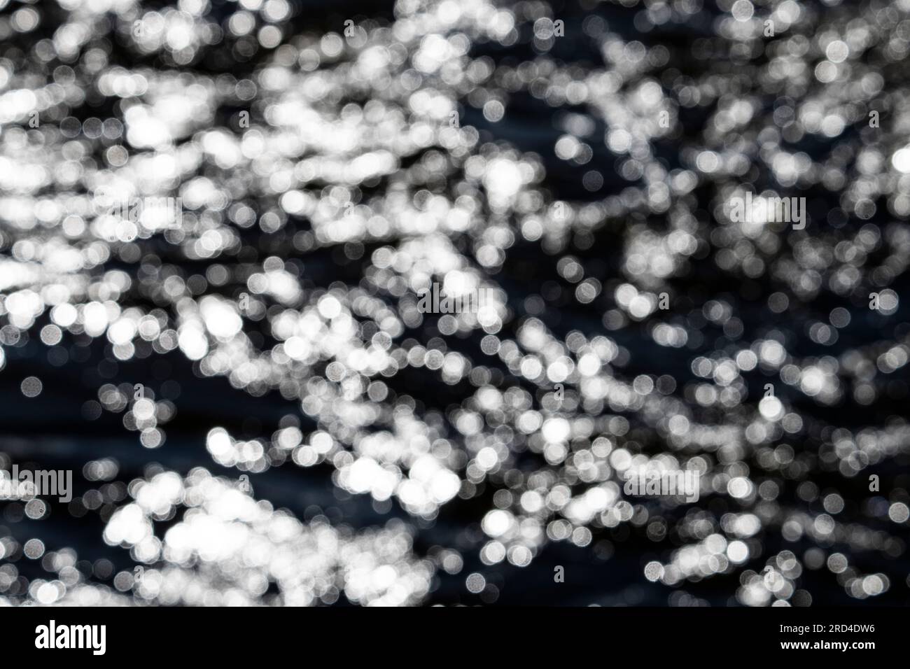 Punti di luce astratti sulla superficie dell'acqua Foto Stock