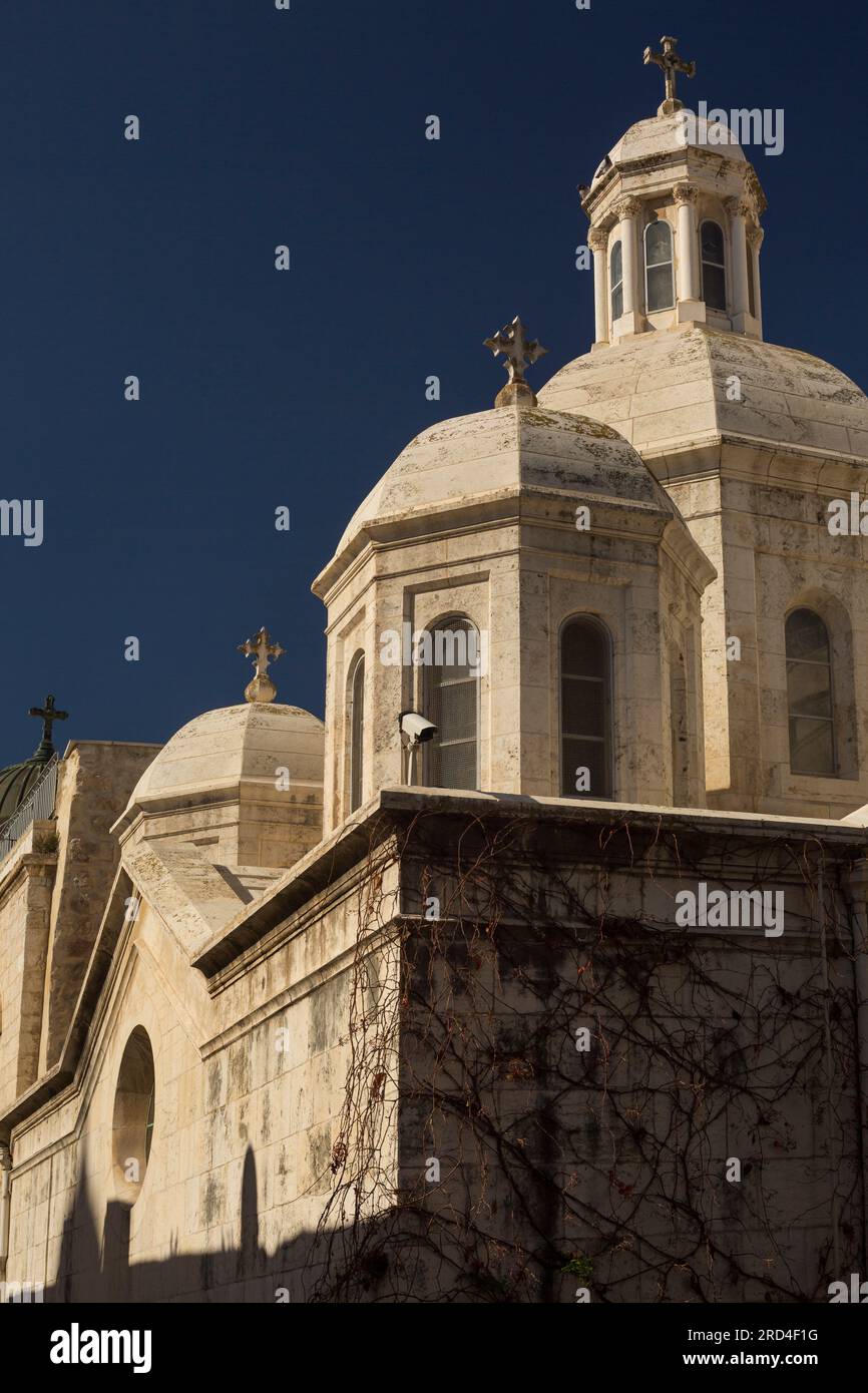 Vista verticale e angolare delle cupole del Convento Ecce Homo in via dolorosa della città Vecchia di Gerusalemme, Israele Foto Stock