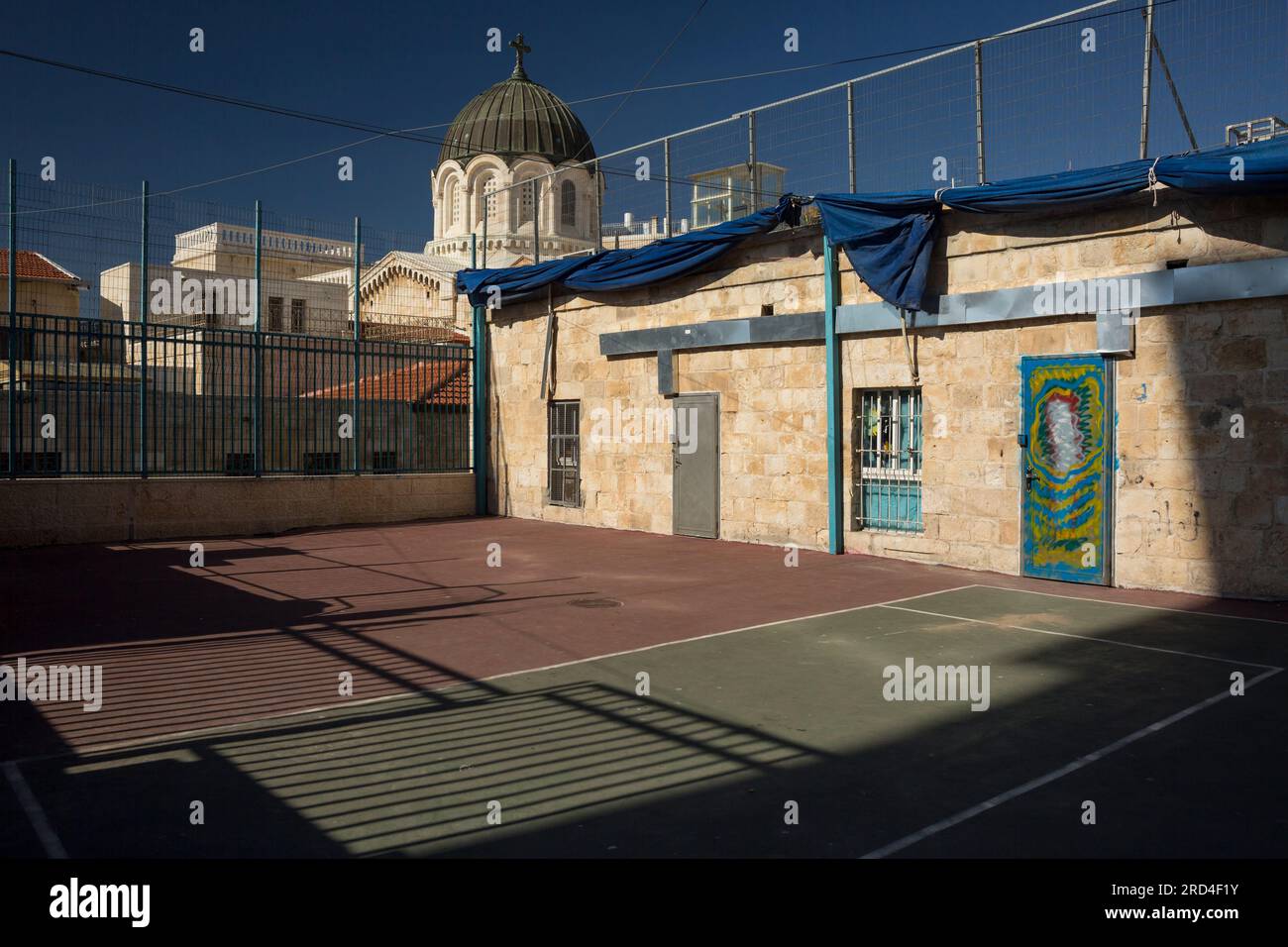 Parco giochi della Umariya Elementary School, con la cupola del Convento Ecce Homo sullo sfondo, il quartiere musulmano della città vecchia di Gerusalemme, Israele Foto Stock